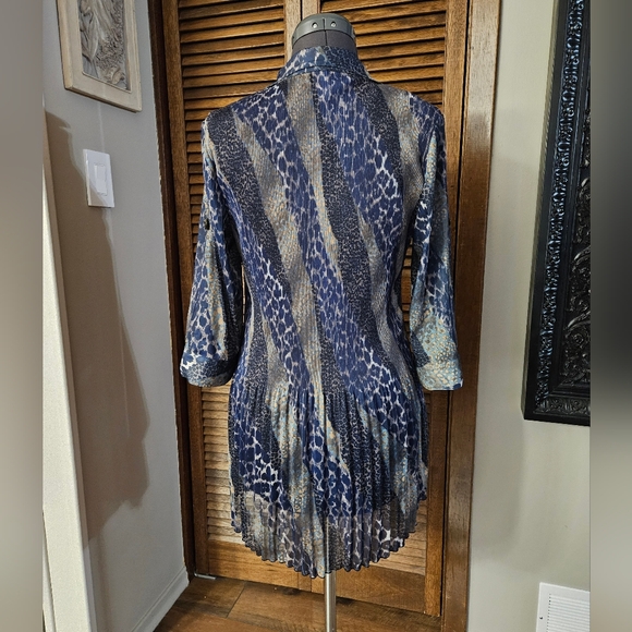 Blue Animal Print Button-Up Blouse. - Picture 4 of 12